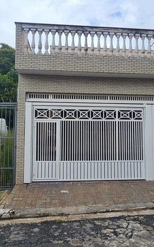 Casa à venda com 260m², 4 quartos e 3 vagas Casa à venda com 260m², 4 quartos e 3 vagasFachada
