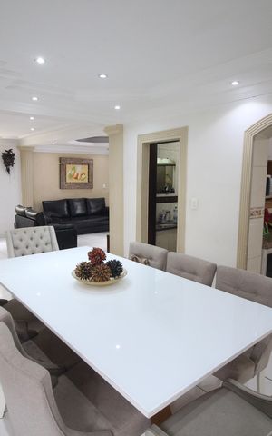 Casa à venda com 314m², 4 quartos e 3 vagasSala