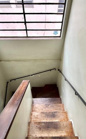 Casa à venda com 185m², 3 quartos e 2 vagas Casa à venda com 185m², 3 quartos e 2 vagasEscada