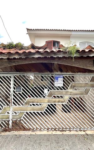 Casa à venda com 185m², 3 quartos e 2 vagas Casa à venda com 185m², 3 quartos e 2 vagasFachada
