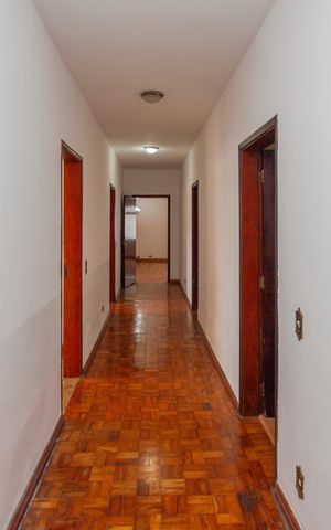 Casa à venda com 300m², 4 quartos e 2 vagasCorredor dos interno