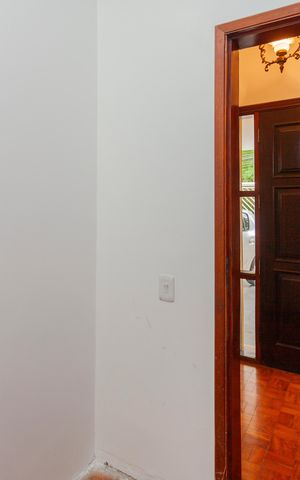 Casa à venda com 300m², 4 quartos e 2 vagasEscritório