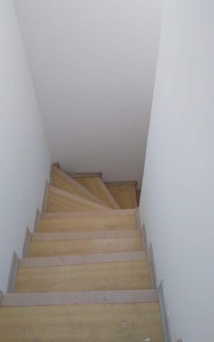Casa à venda com 200m², 4 quartos e 2 vagas Casa à venda com 200m², 4 quartos e 2 vagasEscada