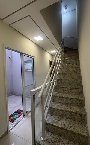 Casa à venda com 195m², 3 quartos e 4 vagas Casa à venda com 195m², 3 quartos e 4 vagasEscada