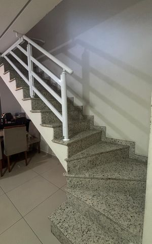 Casa à venda com 195m², 3 quartos e 4 vagas Casa à venda com 195m², 3 quartos e 4 vagasEscada