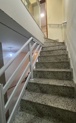 Casa à venda com 195m², 3 quartos e 4 vagas Casa à venda com 195m², 3 quartos e 4 vagasEscada