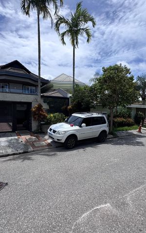 Casa à venda com 383m², 4 quartos e 2 vagas Casa à venda com 383m², 4 quartos e 2 vagasFachada