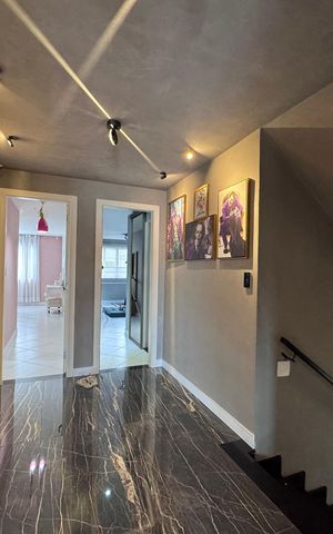 Casa à venda com 383m², 4 quartos e 2 vagas Casa à venda com 383m², 4 quartos e 2 vagasHall Íntimo