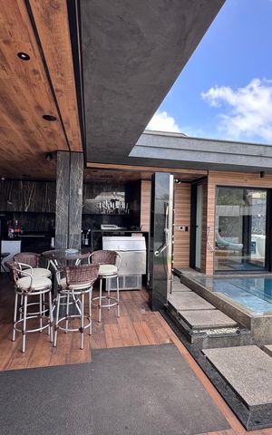 Casa à venda com 383m², 4 quartos e 2 vagas Casa à venda com 383m², 4 quartos e 2 vagasÁrea externa