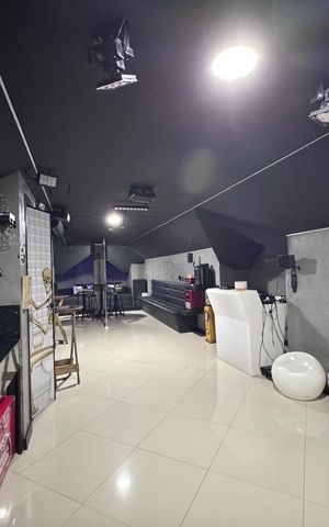 Casa à venda com 383m², 4 quartos e 2 vagas Casa à venda com 383m², 4 quartos e 2 vagasÁrea comum
