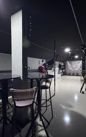 Casa à venda com 383m², 4 quartos e 2 vagas Casa à venda com 383m², 4 quartos e 2 vagasÁrea comum
