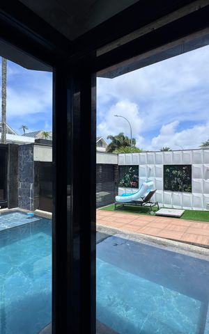 Casa à venda com 383m², 4 quartos e 2 vagas Casa à venda com 383m², 4 quartos e 2 vagasÁrea externa