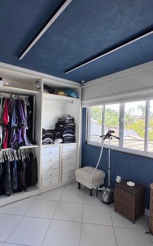 Casa à venda com 383m², 4 quartos e 2 vagas Casa à venda com 383m², 4 quartos e 2 vagasCloset Suíte 1
