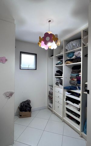 Casa à venda com 383m², 4 quartos e 2 vagas Casa à venda com 383m², 4 quartos e 2 vagasCloset Suíte 3