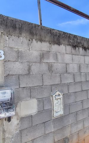 Casa para alugar com 90m², 2 quartos e 2 vagasPortão de entrada no local 