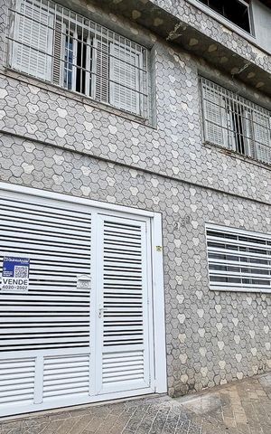 Casa à venda com 210m², 4 quartos e 2 vagasFachada + plaquinha