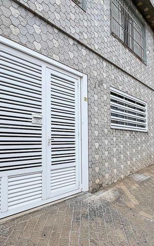 Casa à venda com 210m², 4 quartos e 2 vagasFachada + plaquinha