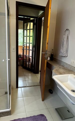 Casa à venda com 300m², 5 quartos e 2 vagasBanheiro quarto 2