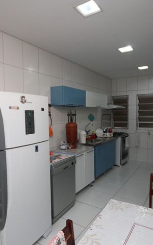 Casa à venda com 256m², 6 quartos e 3 vagas Casa à venda com 256m², 6 quartos e 3 vagasCozinha 2
