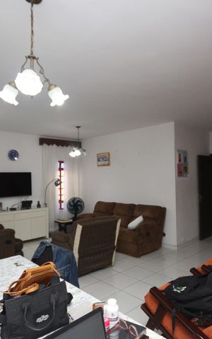 Casa à venda com 256m², 6 quartos e 3 vagas Casa à venda com 256m², 6 quartos e 3 vagasSala