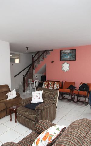 Casa à venda com 256m², 6 quartos e 3 vagas Casa à venda com 256m², 6 quartos e 3 vagasSala