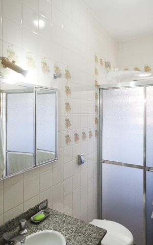 Casa à venda com 256m², 6 quartos e 3 vagas Casa à venda com 256m², 6 quartos e 3 vagasBanheiro 4