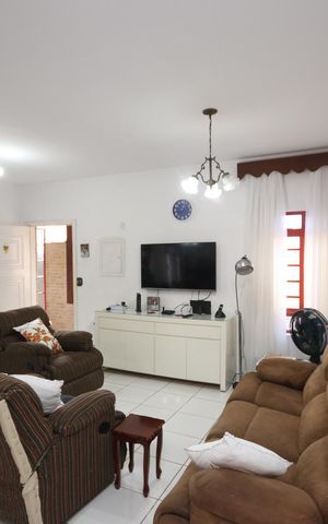 Casa à venda com 256m², 6 quartos e 3 vagas Casa à venda com 256m², 6 quartos e 3 vagasSala