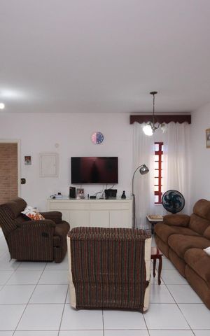 Casa à venda com 256m², 6 quartos e 3 vagas Casa à venda com 256m², 6 quartos e 3 vagasSala