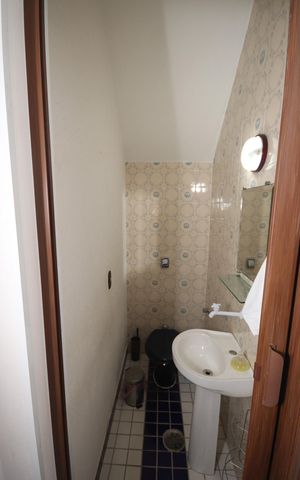 Casa à venda com 256m², 6 quartos e 3 vagas Casa à venda com 256m², 6 quartos e 3 vagasLavabo
