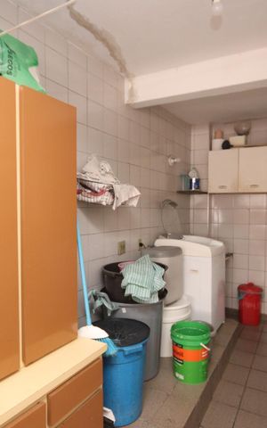 Casa à venda com 256m², 6 quartos e 3 vagas Casa à venda com 256m², 6 quartos e 3 vagasÁrea de Serviço