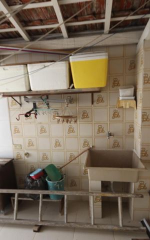 Casa à venda com 256m², 6 quartos e 3 vagas Casa à venda com 256m², 6 quartos e 3 vagasQuintal / Área de Serviço