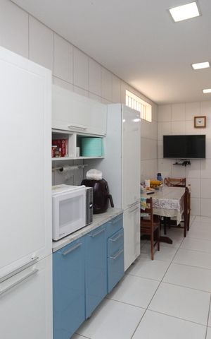 Casa à venda com 256m², 6 quartos e 3 vagas Casa à venda com 256m², 6 quartos e 3 vagasCozinha 2