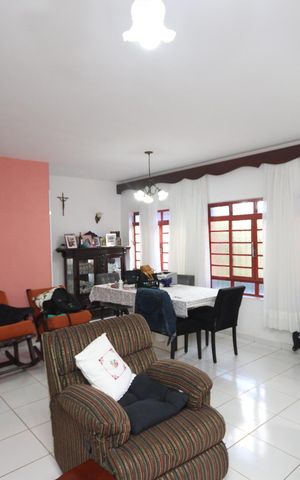 Casa à venda com 256m², 6 quartos e 3 vagas Casa à venda com 256m², 6 quartos e 3 vagasSala