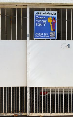 Casa para alugar com 60m², 2 quartos e 1 vagaPlaca instalada no portão do imóvel - Código da placa:YZUS-1623