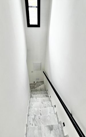 Casa à venda com 70m², 2 quartos e 2 vagas Casa à venda com 70m², 2 quartos e 2 vagasEscada