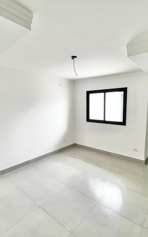 Casa à venda com 70m², 2 quartos e 2 vagas Casa à venda com 70m², 2 quartos e 2 vagasSala