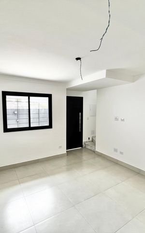 Casa à venda com 70m², 2 quartos e 2 vagas Casa à venda com 70m², 2 quartos e 2 vagasSala