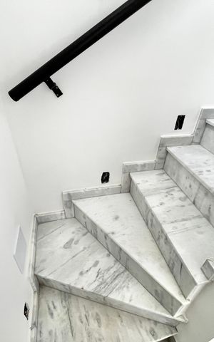 Casa à venda com 70m², 2 quartos e 2 vagas Casa à venda com 70m², 2 quartos e 2 vagasEscada