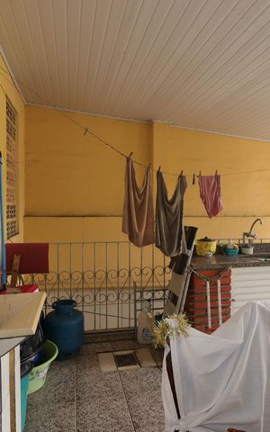 Casa à venda com 144m², 3 quartos e 2 vagasCasa dos Fundos - Área de Serviço