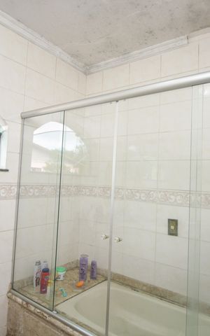 Casa à venda com 220m², 4 quartos e 2 vagas Casa à venda com 220m², 4 quartos e 2 vagasBanheiro