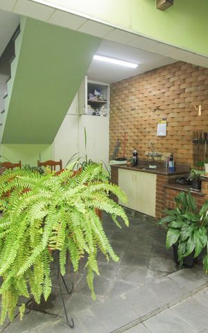 Casa à venda com 220m², 4 quartos e 2 vagas Casa à venda com 220m², 4 quartos e 2 vagasEspaço Gourmet