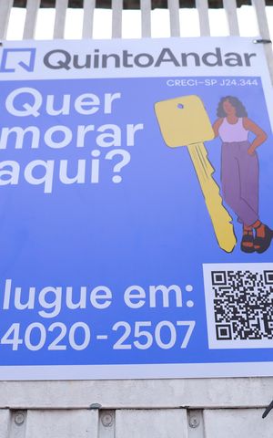 Casa de condomínio à venda com 54m², 2 quartos e 2 vagasPlaca instalada no portão do condomínio - Código da placa: YEQA-97