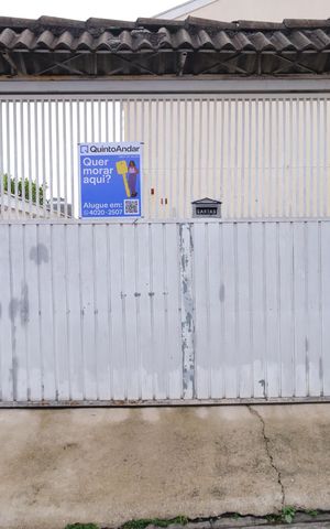 Casa de condomínio à venda com 54m², 2 quartos e 2 vagasPlaca instalada no portão do condomínio - Código da placa: YEQA-97