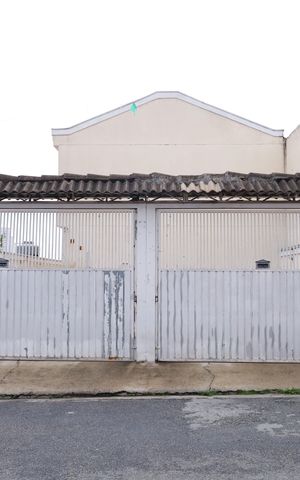 Casa de condomínio à venda com 54m², 2 quartos e 2 vagasFachada do condomínio - Placa instalada no portão do condomínio - Código da placa: YEQA-97