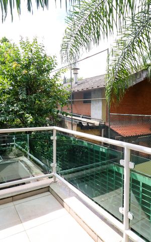 Casa à venda com 320m², 4 quartos e 3 vagas Casa à venda com 320m², 4 quartos e 3 vagasVaranda