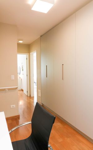 Casa à venda com 320m², 4 quartos e 3 vagas Casa à venda com 320m², 4 quartos e 3 vagasEscritório