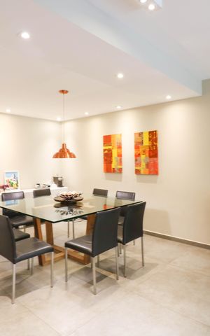 Casa à venda com 320m², 4 quartos e 3 vagas Casa à venda com 320m², 4 quartos e 3 vagasSala