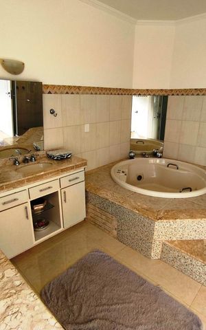 Casa de condomínio para alugar com 392m², 8 quartos e sem vaga