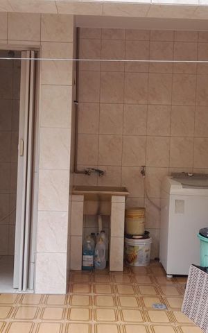 Casa à venda com 201m², 3 quartos e 2 vagas Casa à venda com 201m², 3 quartos e 2 vagasÁrea de serviço