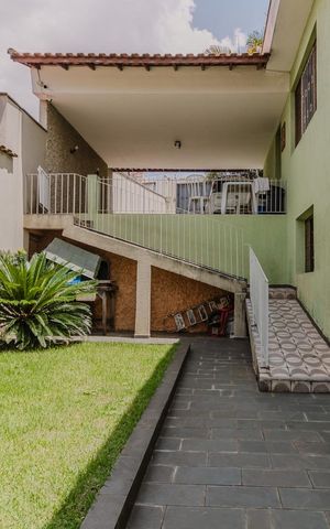 Casa à venda com 210m², 4 quartos e 5 vagas Casa à venda com 210m², 4 quartos e 5 vagasÁrea externa